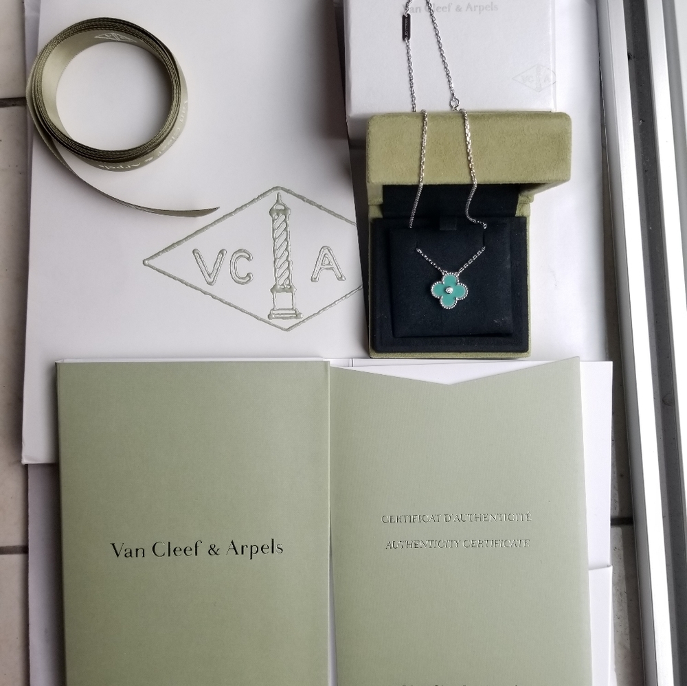 Authentic Van cleef arpels Limited Edition 2022 Holiday Pendant